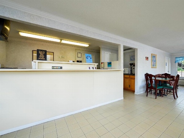 Americas Best Value Inn Winnsboro image 4