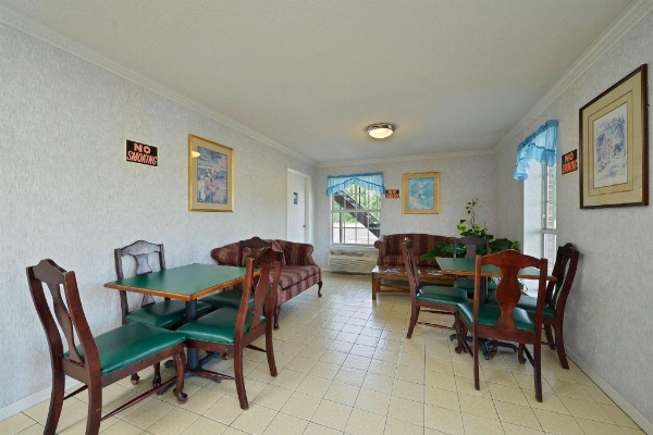 Americas Best Value Inn Winnsboro image 7